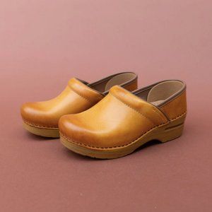 Women's 40 W Dansko Clogs Distressed Honey Natural